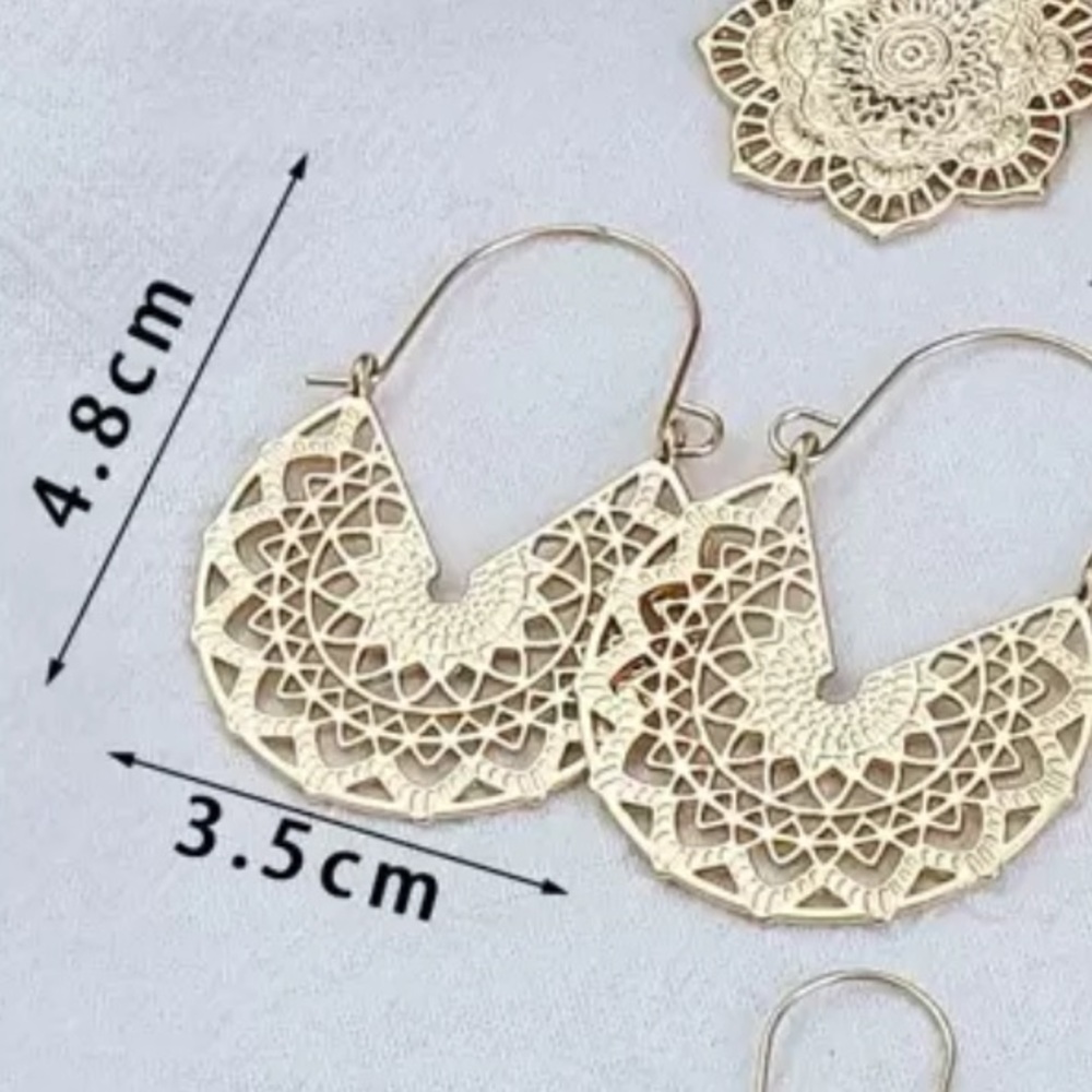 ✨ Gold Hoop Earrings ✨ - Picture 3 of 4